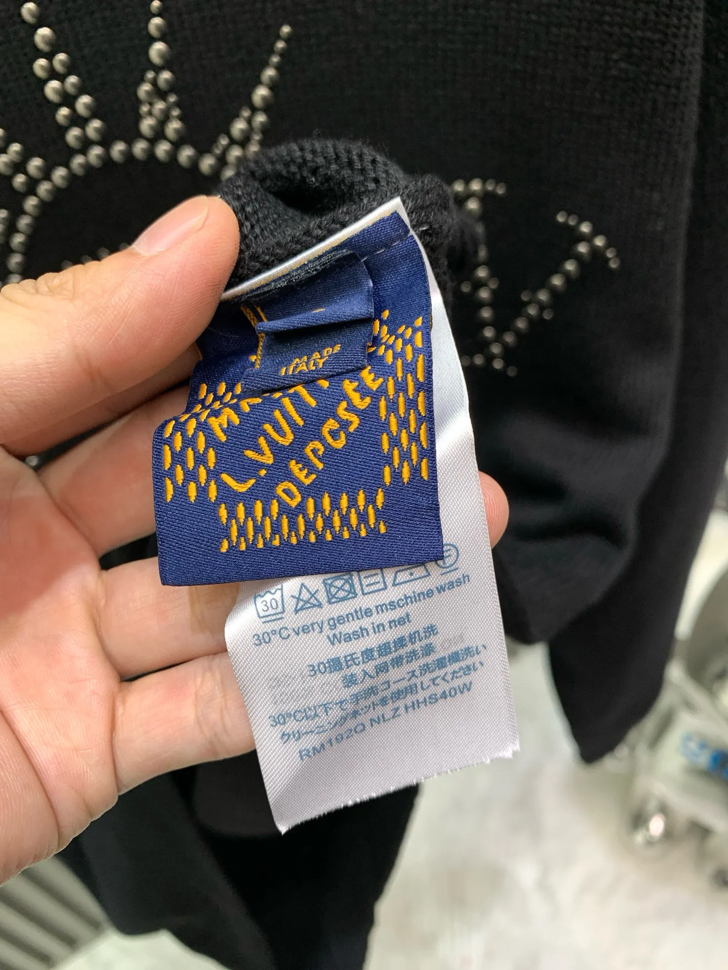 🅿️360 🀄️ Louis Vuitton Louis Vuitton Sun Beaded Woolen Pullover Official website price: 33200￥ (2315T) Purchase the original version for coloring [1:1 coloring and final dyeing] The color similarity is as high as 98%. The wool is woven with customized [70% premium goat hair]. The thermal performance of woolen wool fabric is very good due to the natural warmth of wool fiber. Woolen wool fabrics can keep you warm in the cold winter. In addition, woolen wool fabrics have good breathability and will not feel stuffy even in humid environments. Secondly, woolen wool fabrics are also very soft and comfortable. Due to the natural softness of wool fibers, woolen wool fabrics feel very soft and comfortable to wear. In addition, the texture of woolen wool fabrics is also very soft and will not irritate the skin. This hot drill is extremely heavy-duty. There are [6 sets of cannonballs of different sizes] on it, so it is particularly easy to move, so it can only be placed separately by hand. The beads are individually [manually positioned] from large to small, and finally they are bonded and drilled. The process is extremely complicated and cumbersome. The material used for the beads is very strong and the hard buckles will not fall off. The quality is very high.
